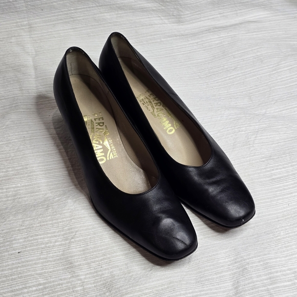 Salvatore Ferragamo Women's Classic Black Heels - Picture 1 of 5